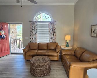 Welcome to Sweet Vidalia, your home away from home! - Vidalia - Living room