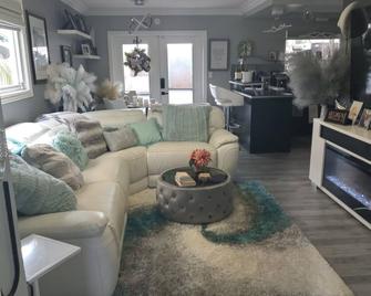 Charming 3-bedroom townhome in lovely Los Alamitos with AC, WiFi - Los Alamitos - Living room