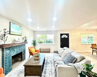 Spacious 4-bedroom house in cool Mountain View with WiFi - Mountain View - Sala de estar