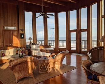 Relaxing Oceanfront Retreat W/ Jacuzzi And Private Steps To Beach - Patchogue - Living room
