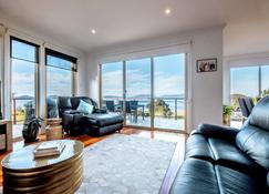 Ensorcelled - Freycinet Holiday Houses - Swansea - Living room