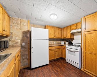 Gorgeous 4-bedroom house with AC in quaint Fredonia - Fredonia - Cocina
