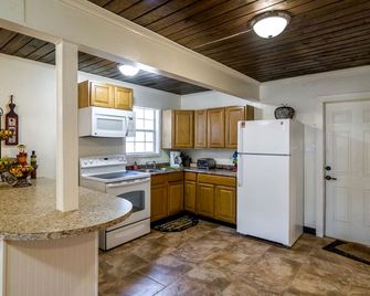Fantastic Log Cabin Rental for a Fun-Filled Family Vacation in Texas - Nacogdoches - Kitchen