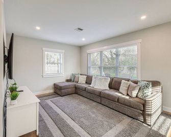 Modern Cape Cod Home w/ Patio: 2 Mi to Beaches! - Hyannis - Sala de estar