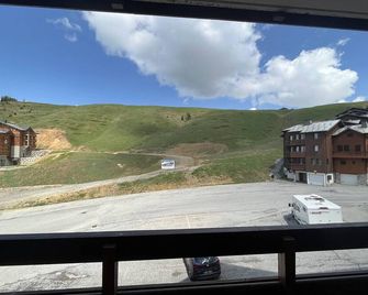 Plagne Soleil: 2-room apartment with balcony, direct access to slopes, near shops - Plagne Soleil - شرفة