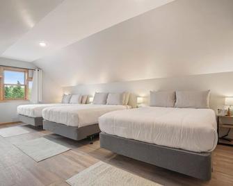 Luxury Home, Hot tub, Game Rm, Sauna, Near trails - Houghton - Bedroom