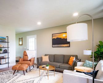 Lake Erie Breeze Your Restful Vermilion - Vermilion - Living room