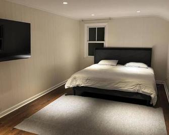 Lake Home - Greenwich - Bedroom
