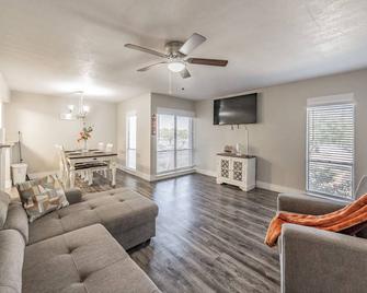 Walk To At&t Stadium, King Bed! Close 2 Everything - Arlington - Sala de estar