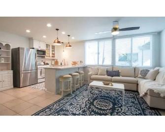 Cottage by the Sea steps to beach with heated pool - Carpinteria - Soggiorno