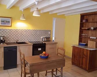 Charming detached 2 bedroom ancient house in medieval quarter of a small town in the Pays de la Loire, France - Sillé-le-Guillaume - Cuisine