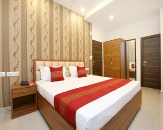 Oyo 14392 Hotel Pearl Wood - Zerakpur - Slaapkamer