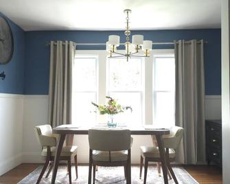 Cozy family friendly home with private - Lackawanna - Dining room