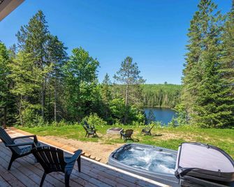 Spa pool Private Lake - Chalet Hello - Saint-Alphonse-Rodriguez - Balcon