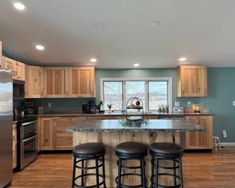 Country View Retreat - 3 bedroom, Private family-friendly home - North Manchester - Kitchen