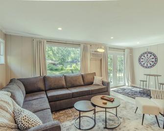 Modern in the Magic City - Irondale - Living room