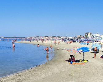 Luxurious Apartment in Lido Degli Estensi Near Sea - Porto Garibaldi - Building