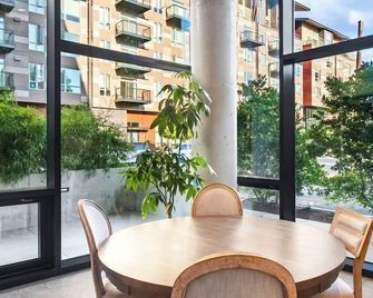 Airy and Open Corner Loft - 92 Walkscore - Redmond - Patio