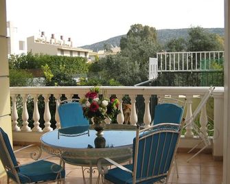 Villa in Vari/Varkiza 5 min to the beach 15 min from the Airport and Akropolis - Vári - Balcony