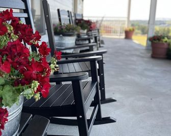 Meadowlark Heritage Farm-cation Close to Town, but country and mountain views! - Moscow - Balcony