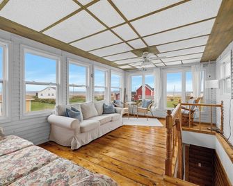 Seashell by the Seashore: Cozy 1BR Cottage Steps from Private Sandy Beach - Wellington - Living room