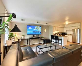 Charming 2-bedroom townhome with AC, Ridley Park near Boeing, Train, Philly - Ridley Park - Living room