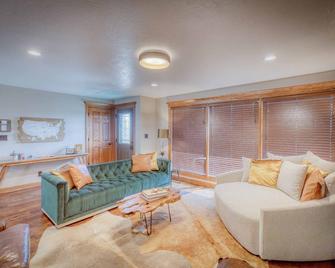 Leather&Spruce - Luxury Lake area fun funky home with amenities. Great for 2-18! - Yankton - Soggiorno