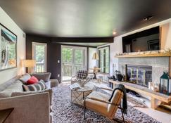 Ski-in/out gem with balcony, fast WiFi, modern decor & full kitchen - Ludlow - Living room