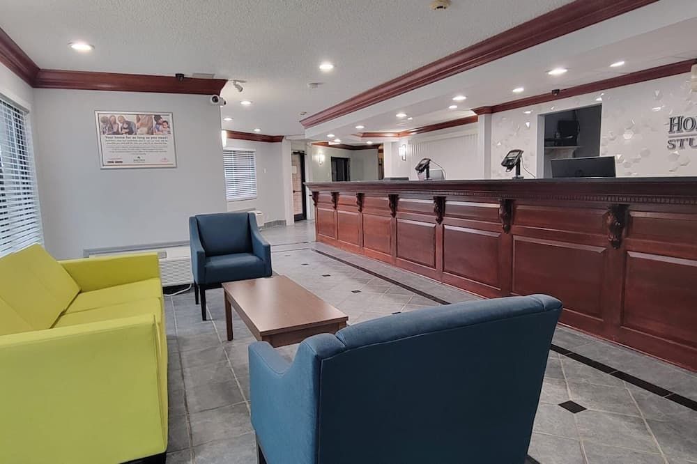 HomeTowne Studios by Red Roof Egg Harbor-Atlantic City Airport - Egg Harbor Township - Front desk