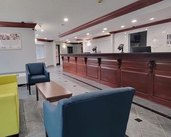 HomeTowne Studios by Red Roof Egg Harbor-Atlantic City Airport - Egg Harbor Township - Front desk