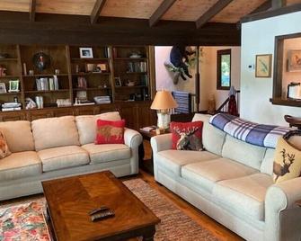 Your Blue Ridge Vacation Awaits in this Luxurious Lake-Front Home. - Lake Toxaway - Sala de estar