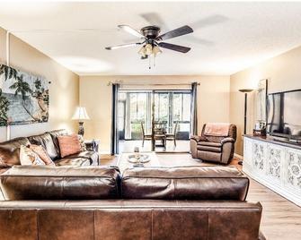 Relaxing Citrus Hills Townhouse Pool/Tennis/Golf - Hernando - Living room