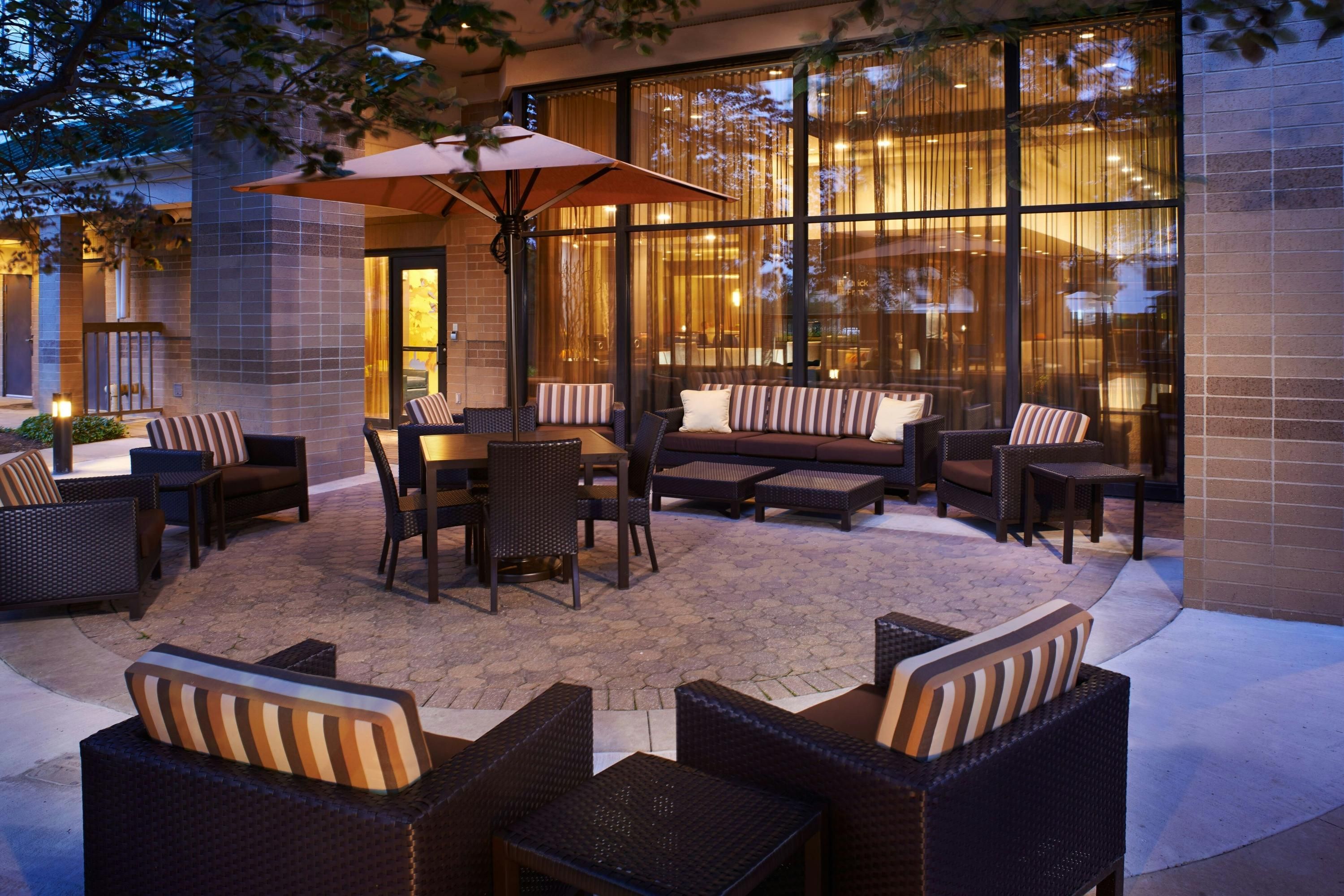 Courtyard by Marriott Kansas City Overland Park/Convention Center - אוברלנד פארק - פטיו