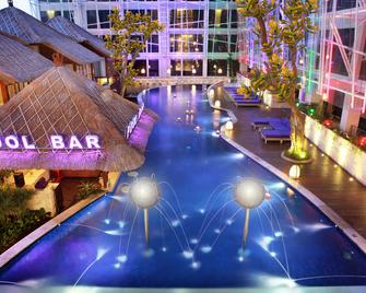 Grand Mega Resort & Spa Bali - Kuta - Zwembad