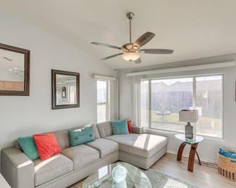 Victorville Home with Fenced Backyard and Patio! - Victorville - Living room