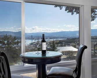 Incredible Lake & Mountain Views, Hot Tub & near Wineries, minutes to Kelowna! - West Kelowna - Balcon