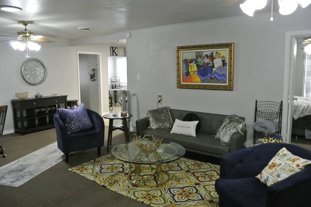 Charming 2-bedroom Craftsman in Vernon with AC, Wi-Fi and large back porch. - Vernon - Вітальня