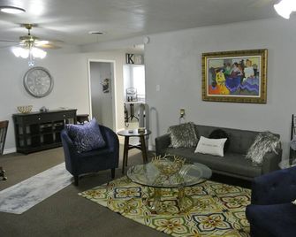 Charming 2-bedroom Craftsman in Vernon with AC, Wi-Fi and large back porch. - Vernon - Вітальня