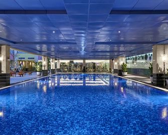 Fm7 Resort Hotel - Jakarta Airport - Tangerang City - בריכה