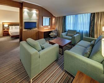 Hilton Garden Inn Frankfurt Airport - Frankfurt am Main - Living room