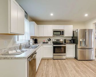 Sunlit Milford Townhome 2 Mi to Riverwalk! - Milford - Cocina
