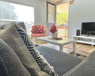 Spacious & Comfy 4 bedroom Home in old St. Marys. - St. Marys - Living room