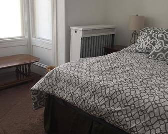 Large Apartment In The Heart Of Marquette W/ Cable & Wifi! Pet Friendly! - Marquette - Bedroom