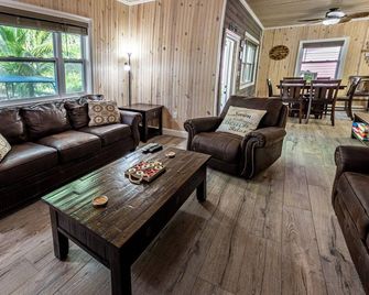 Cozy Cove/Beach/Free Golf Cart/Umbrella/Chairs/Kayak/Quiet Dead End Street - Spanish Wells - Living room