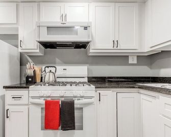 Downtown Historic Apt. Sleeps 4. Wi-fi. Pets OK! - Guthrie - Kitchen