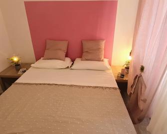 Seaside Bnb -Elegante Appartamento- Fron - Porto San Giorgio - Camera da letto