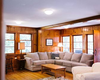 Pipe Lake Lodge - waterfront, dock, kayaks, WiFi, fireplace - Maple Valley - Living room