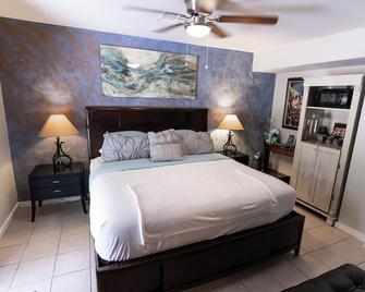 King bed w full bath and breakfast included. Pay no additional Fees & enjoy all the amenities - Cornville - Bedroom