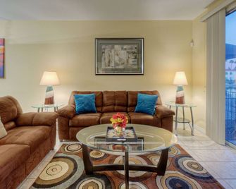 Superstition Lakes 1st Floor Condo: Lake & Sunrise Views, Gated Comm Heated Pool/Spa, Walk To Mall - Mesa - Living room
