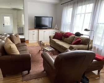 Ada’s Guesthouse- historic home close to lake, shopping, parks, trails, BVU - Storm Lake - Huiskamer
